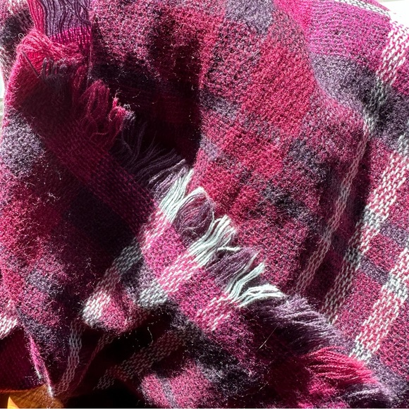 Burgundy and White Blanket Scarf - Picture 7 of 7